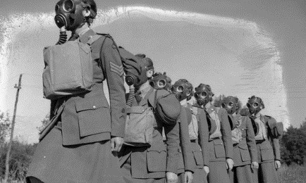 Soldats avec masques à gaz