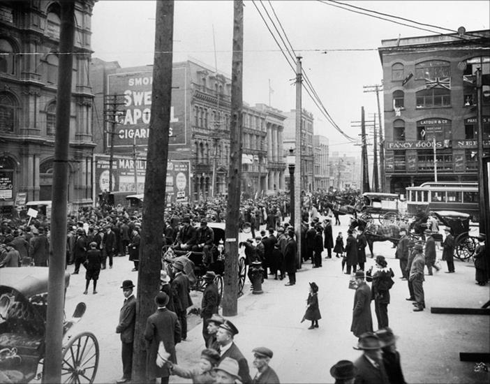 Foule montréalaise au début du XXe siècle