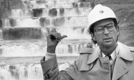 Ingénieur devant une centrale hydroélectrique