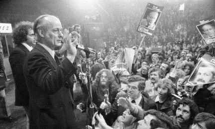 René Lévesque devant la foule
